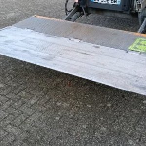 foto 9,85m/Eur6 MB skříň se zvedací plošinou