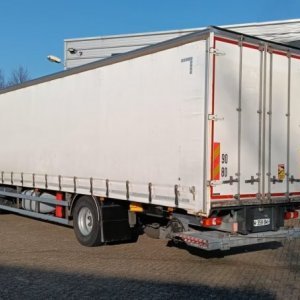 foto 9,85m/Eur6 MB skříň se zvedací plošinou