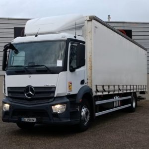 foto 9,85m/Eur6 MB skříň se zvedací plošinou