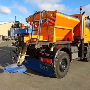 foto sypač Unimog U300 zimní údržba
