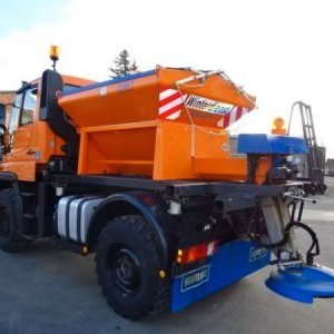 foto sypač Unimog U300 zimní údržba