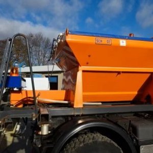 foto sypač Unimog U300 zimní údržba